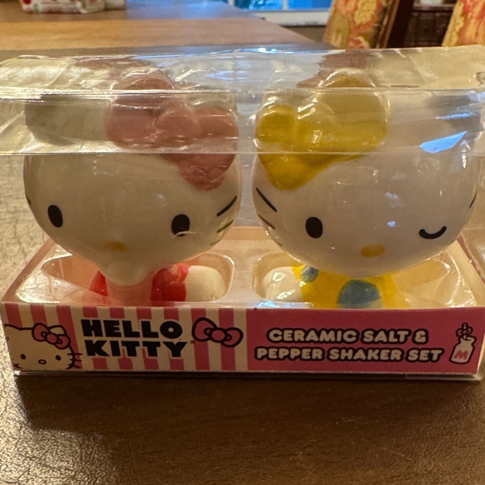 Hello Kitty Pink and Yellow Ceramic Shaker Set